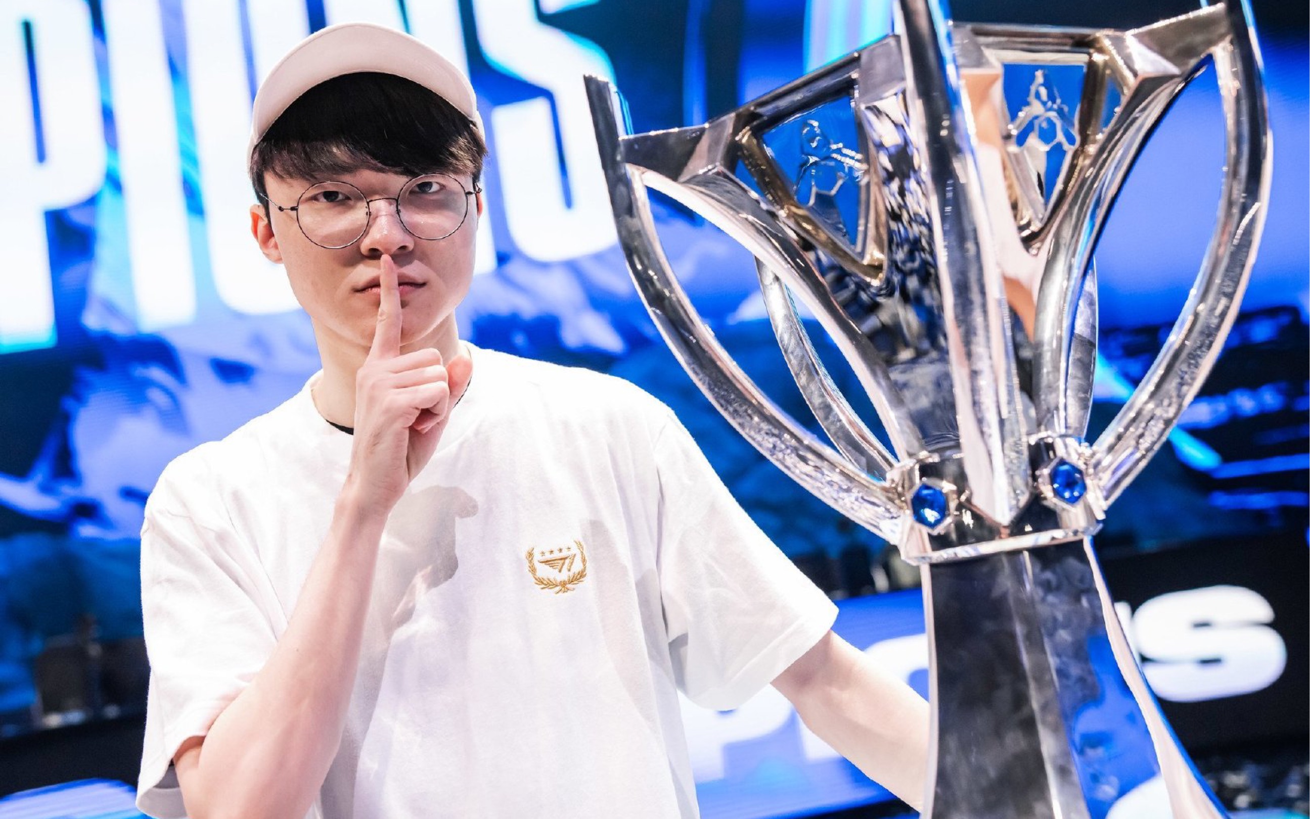 完整的神队伍？OBGG已将 GALA 归类到 Invictus Gaming ，与 TheShy 、 JIEJIE 和 rookie 并列。